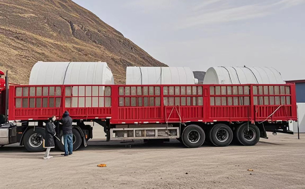 民勤塑料桶装车完毕准备运输中