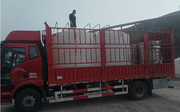 民勤立式运输桶安排发货现场